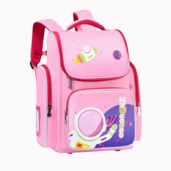 Roze schoolrugzak met astronautenmotief op het voorvak met ritssluiting. Aan elke kant zit een vak met rits en het hoofdvak heeft een ritssluiting. Gevoerde schouderbanden. De daken zijn rood.