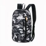 Ultralichte camouflage wandelrugzak in grijs en zwart met witte achtergrond