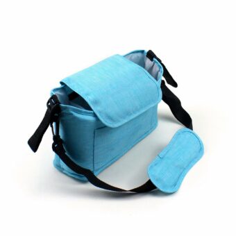 Effen blauwe kinderwagen opbergtas met witte achtergrond