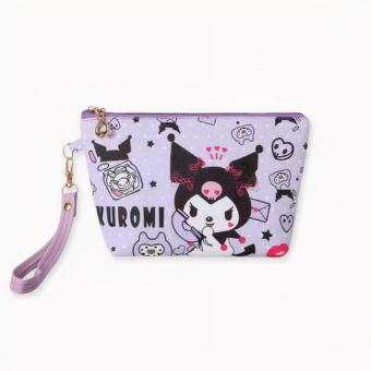 Dit is de PU-toilettas in een prachtig design, perfect voor stijlvolle vrouwen die een praktische, kawaii look willen voor hun cosmetica en toiletartikelen. Deze trendy toilettas is verkrijgbaar in vijf verschillende kleuren, elk met een ander patroon. Of u nu fan bent van Cinnamoroll, My Melody, Hello Kitty, little twin stars of Kuromi, wij hebben de perfecte tas voor u!