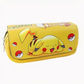 Geel schooletui met Pikachu op zijn buik. Een kunstlederen flap sluit de etui met twee vakken.