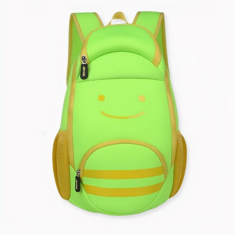 Gemiddeld draagt een kleuter of basisschoolkind een rugzak die tussen de 15 en 20% van hun lichaamsgewicht weegt. Dat is veel voor kleine kinderen! Maar wat kunt u doen om de laatste van uw soort in leven te houden? Wij hebben het antwoord: de ergonomische, grote dekenkist voor kinderen. Deze rugzak is ontworpen om beschadiging bij jonge kinderen te voorkomen. Hij heeft veel leuke, vriendelijke functies, zoals gaasvakken voor extra comfort en een dik rugpaneel voor extra comfort. Wanneer uw kind op school of in een groep zit, is de ergonomische robuustheid de perfecte manier om het laatste woord eruit te krijgen!