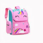 Een roze eenhoorn schooltas voor kinderen op een witte achtergrond. De stapel heeft twee roze stroken en een raam op de voor- en achterkant.