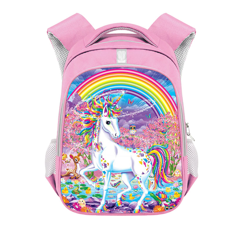 Roze kinderrugzak voor de eerste klas met een veelkleurige eenhoornfoto en een grote regenboog op het voorvak, gepresenteerd op een witte achtergrond
