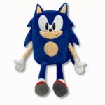 Blauwe rugzak in de vorm van het pluche Sonic-karakter op een lichtgrijze achtergrond