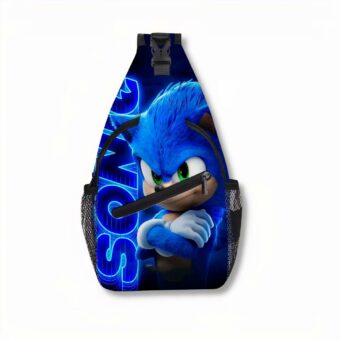 Blauwe rugzak met het Sonic-karakter op een schouderband en een ritssluiting over de voorkant van de tas, op een lichtgrijze achtergrond