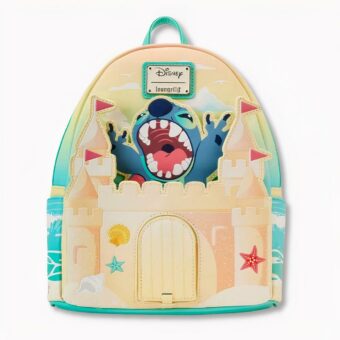 Kleine kinderrugzak met Stitch in een strandomgeving, op een lichtgrijze achtergrond