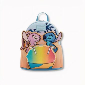 Blauwe en beige rugzak met de personages Stitch en Angel nippend aan een cocktail op het strand, op een lichtgrijze achtergrond