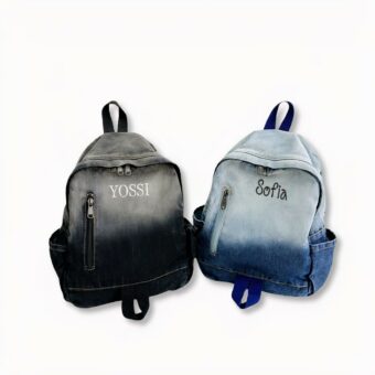 2 denim rugzakken voor kinderen, gepersonaliseerd met de namen van Yossi en Sophia in blauwe en zwarte gradiëntkleuren op een lichtgrijze achtergrond