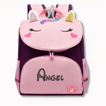 Paarse en roze kinderrugzak met eenhoornmotief en Angel op een lichtgrijze achtergrond