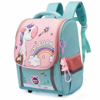 Rugzak met eenhoornthema in pastelblauw en roze. Op de roze klep staat een eenhoorn die een teddybeer in zijn rug laat miezeren. Er is een regenboog met eenhoorn erboven, een toverstaf en sterren. Rechts van de afbeelding staat een bedeltje met een wit en roze eenhoornmotief. Hun goud en vlek zijn een combinatie van blauw, roze en wit. De afwerking is helder.