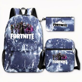 Foto van een Fortnite rugzak, een bekend videospel. De rugzak heeft witte afbeeldingen van bliksemschichten op een blauwe achtergrond. Op de voorkant van de tas staat een afbeelding van een personage uit het spel, met daaronder Fortnite in het wit geschreven. Rechts van de afbeelding, bovenaan, staat een tas met het Fortnite-logo in zwart en wit, met hetzelfde ontwerp als de tas, en rechtsonder een schoudertas met hetzelfde ontwerp en motief als de rugzak. De achtergrond van het werk is duidelijk.