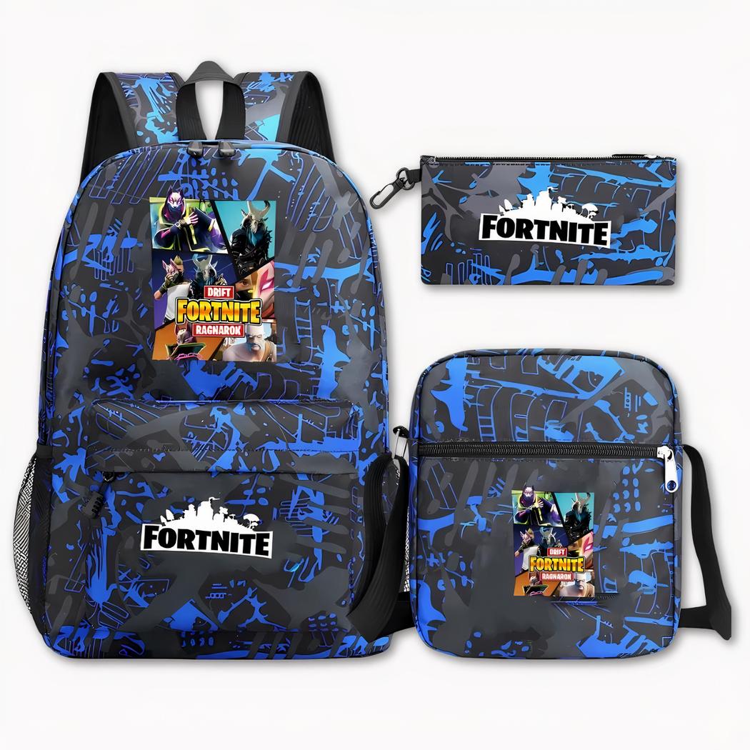 Foto van een Fortnite rugzakset. Deze foto is gebaseerd op een rugzak met een abstract donkerblauw patroon, een groep personages op het videospel en het Fortnite logo in zwart-wit. Er is ook een hoesje met een eigen ontwerp en logo. De hoes geeft een duidelijk beeld van de hoop en het originele ontwerp. Alles op een lichtgrijze achtergrond.
