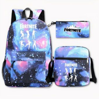 Foto van een Fortnite-rugzak met een roze, paars en blauw melkwegthema. De achtergrond is de ruimte met sterren. Op de voorkant van de hoop staan een aantal figuren in de vorm van witte schaduwen, die nog een dansje doen met Fortnite op de achtergrond. Rechts van de afbeelding staat een tas met hetzelfde ontwerp, maar met het Fortnite-logo in het zwart. De schoudertas heeft dezelfde kracht en motivatie als de rugzak. Alles op een lichtgrijze achtergrond.