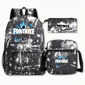 Foto van een Fortnite rugzak. Het ontwerp is een elektrisch thema in grijs en zwart. Op de rugzak aan de linkerkant van het hek staat een ontwerp met Fortnite aan de voorkant en karakters aan de achterkant, dus zowel het Nique-merkteken met twee verschillende achtergronden als het hek van de karakters. Rechts op de afbeelding ziet u een tas met hetzelfde ontwerp, maar met een zwart Fortnite-logo, en rechtsonder op de afbeelding een schoudertas met hetzelfde ontwerp en logo's als de rugzak. De achtergrond is licht.