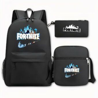 Foto van een Fortnite rugzak. Hij is zwart van kleur, op de rugzak links op de foto staat Fortnite in het wit op de voorkant, op de achtergrond staat een afbeelding van verschillende karakters, daaronder het Nike-merkteken met dezelfde afbeelding op de achtergrond. Rechts van de foto bovenaan staat een tas met het Fortnite-logo in het zwart. Rechtsonder staat een schoudertas met dezelfde motieven als de rugzak. De achtergrond is lichtgrijs.