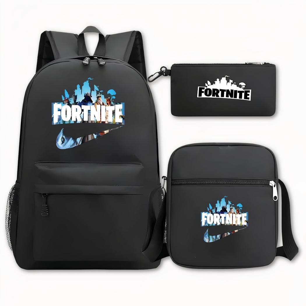 Foto van een Fortnite rugzak. Hij is zwart van kleur, op de rugzak links op de foto staat Fortnite in het wit op de voorkant, op de achtergrond staat een afbeelding van verschillende karakters, daaronder het Nike-merkteken met dezelfde afbeelding op de achtergrond. Rechts van de foto bovenaan staat een tas met het Fortnite-logo in het zwart. Rechtsonder staat een schoudertas met dezelfde motieven als de rugzak. De achtergrond is lichtgrijs.