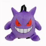 Foto van een Pokémon rugzak, De Pokémon heet Ectoplasma, is paars met ondeugende rode ogen, met een glimlach die boosaardig lijkt. Hij heeft een rond lichaam met vier poten en twee hoorns op zijn hoofd. Hij heeft ook een heleboel krakelingen en een goed handwerk op zijn hoofd. Alles op een lichtgrijze achtergrond.