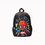 Foto van een Spiderman-rugzak, hij is zwart met spinnenwebmotieven, het rode Spiderman-hoofd staat in het midden en het schrift in mangastijl. Rondom de randen van de tas zitten verschillende Spiderman-hoofdmotieven met verschillende mangastijlen. Onder het hoofd van Spiderman staat ook het Marvel-logo. De achtergrond van de foto is wit.