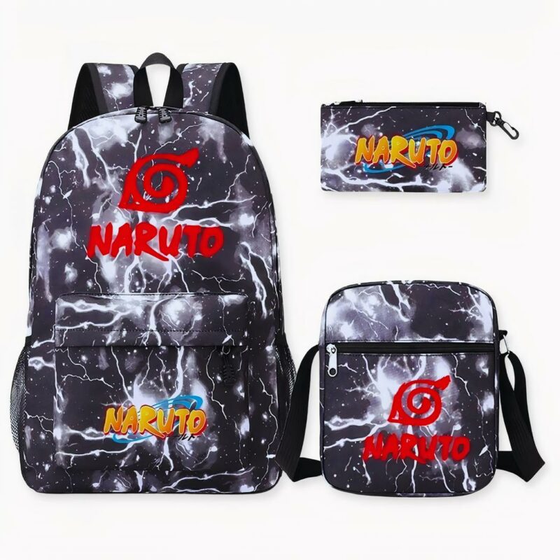 Afbeelding van een Naruto rugzak, met zwart en wit als hoofdkleuren. Het teken dat Naruto op zijn hoofdband draagt staat groot op de voorkant van de tas, in het rood. Rechts op de foto staan een schoudertas en een etui, beide met dezelfde motieven als de rugzak.