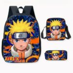 Foto van een Naruto rugzak, met zwart, blauw en oranje als hoofdkleuren. U kunt Naruto's gezicht op de voorkant van de tas zien, gekleed in zijn blauwe, oranje en beige jas en met een blauwe hoofdband met een grijze patch. De voorkant is bedekt met patchwork. Op de achterkant van de verpakking vindt u een zakje en een etui, die allebei een ander doel hebben dan het kleed. De achtergrond is duidelijk.
