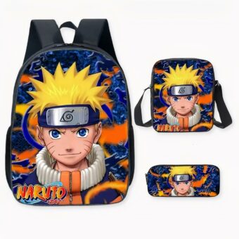 Foto van een Naruto rugzak, met zwart, blauw en oranje als hoofdkleuren. U kunt Naruto's gezicht op de voorkant van de tas zien, gekleed in zijn blauwe, oranje en beige jas en met een blauwe hoofdband met een grijze patch. De voorkant is bedekt met patchwork. Op de achterkant van de verpakking vindt u een zakje en een etui, die allebei een ander doel hebben dan het kleed. De achtergrond is duidelijk.