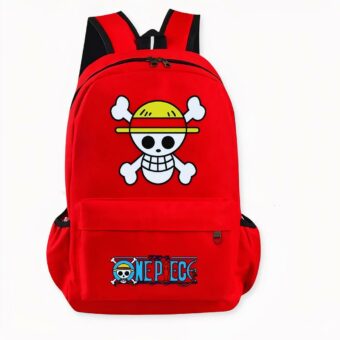 Foto van een rode rugzak, met een schema en gekruiste botten motief van een personage uit de One Piece animatieserie op de voorkant van de tas, en het logo van de serie geschreven in blauw en rood met hetzelfde schema en gekruiste botten motief op de voorzak. De hoop heeft ook twee ritsen en een ritssluiting. Het oppervlak is licht.