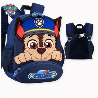 Afbeelding van twee Pat'Patrouille rugzakken, de linker is donkerblauw met het gezicht van het personage Chase de politiehond, hij heeft een blauwe politiepet als accessoire. Rechts is de afbeelding van de achterkant van de schooltas.