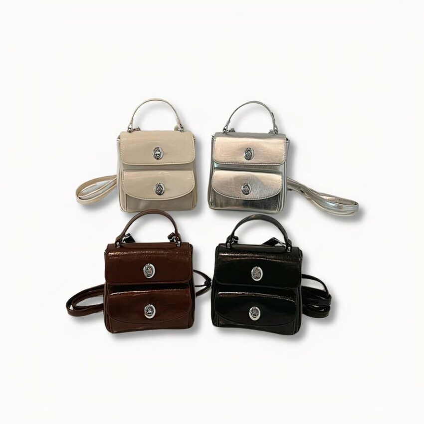 4 kleine rugzakken voor vrouwen. Beige, grijs, bruin en zwart, op een lichtgrijze achtergrond