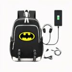 Zwarte connected rugzak met batman bat-logo, met een aangesloten smartphone, koptelefoon en 2 kabels, op een witte achtergrond