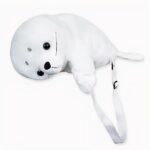Kleine kinderrugzak in de vorm van een witte babyzeehond.