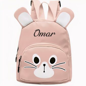 Roze kinderrugzak met konijnenoren, gepersonaliseerd met Omar's naam, op een lichtgrijze achtergrond