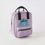 Kleine paarse rugzak voor kinderen met Stitch op een mauve achtergrond