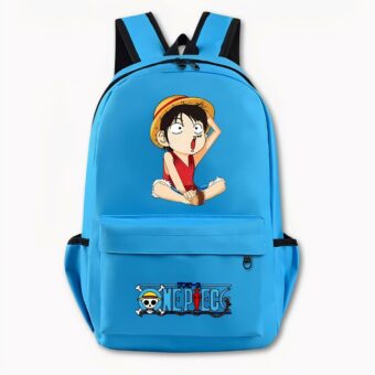 Foto van een lichtblauwe One Piece rugzak. De rugzak is een illustratie van het personage Luffy uit de manga-versie, die gekleed is in een rood T-shirt, met zijn rug naar de muur staat en zijn wereld open heeft. Het One Piece logo staat op de voorkant, samen met een rooster en een paar blauwe letters. Op de stapel staan ook zijvakken. De achtergrond is licht.
