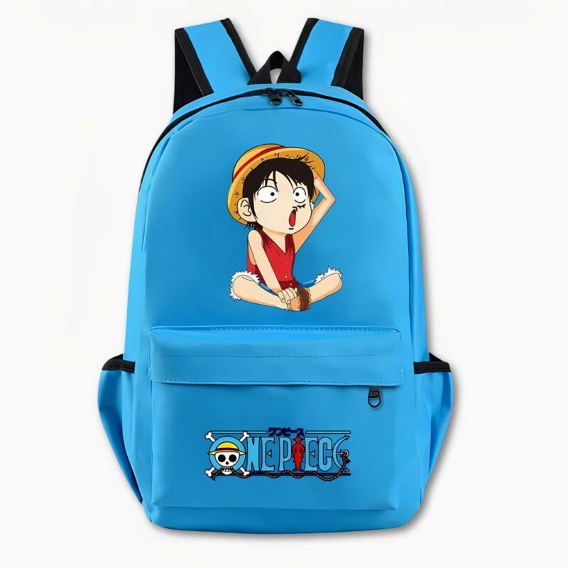 Foto van een lichtblauwe One Piece rugzak. De rugzak is een illustratie van het personage Luffy uit de manga-versie, die gekleed is in een rood T-shirt, met zijn rug naar de muur staat en zijn wereld open heeft. Het One Piece logo staat op de voorkant, samen met een rooster en een paar blauwe letters. Op de stapel staan ook zijvakken. De achtergrond is licht.