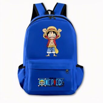 Foto van een donkerblauwe One Piece rugzak. De rugzak is een illustratie van het personage Luffy uit de manga-versie, die een rood T-shirt en een spijkerbroek draagt. Hij houdt beide handen omhoog en kijkt blij. Het One Piece logo staat op de voorkant, met een dienstregeling en witte letters. De stapel heeft ook zijvakken. De achtergrond is licht.