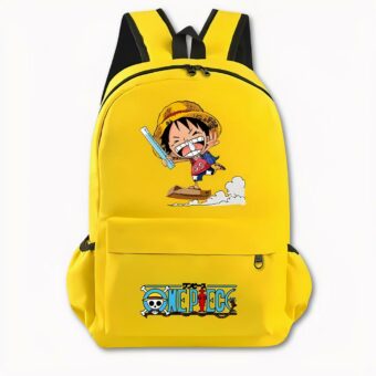 Foto van een One Piece rugzak. De rugzak heeft een omtrek van het personage uit Luffy's manga-versie met een hoef op zijn hoofd. Hij staat in een rood t-shirt en denim shorts. Hij surft op een kartonnen plank boven de wolken en houdt een liniaal in zijn rechterhand. Op de voorzak staat het One Piece logo met een schedel en gekruiste botten motief en blauwe letters. De stapel heeft ook zijvakken. De achtergrond is licht.