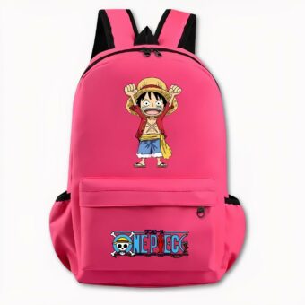 Foto van een roze One Piece rugzak. De manga versie van Luffy staat op de voorpagina van de rugzak. Hij draagt een strooien hoed met een rood pluisje eromheen. Hij draagt een effen T-shirt en een spijkerbroek. Hij houdt beide handen omhoog en kijkt blij. Het One Piece logo staat op de voorkant met een rooster en een paar blauwe letters. De stapel heeft ook zijvakken. De achtergrond is licht.