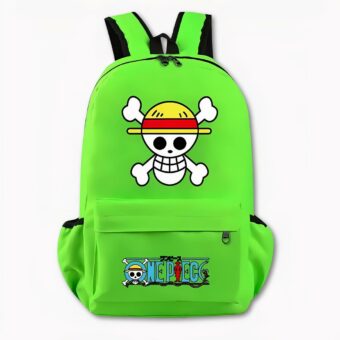 Foto van een groot tapijt. Op de voorkant van de tas staat een wit schedel en gekruiste botten motief met een strooien hoed en een rode hoofdband eromheen. Op de voorzak staat het One Piece logo met een naakt schedel en gekruiste botten aan de linkerkant, het schrift is blauw. Er zijn ook twee ritsen. De achtergrond is licht.