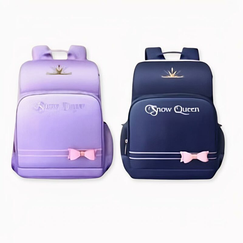 2 donkerblauwe en mauve rugzakken met sneeuwkoningin erop geschreven en een roze strikje op de voorkant