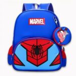 Foto van een donkerblauwe, lichtblauwe en rode Spiderman rugzak. Een kleine ronde stapel met de Spidey-figuur verschijnt bij de ingang. Op de voorkant van de stapel staat een klein, rozig Marvel-logo. Het voorvak heeft een zwart spinnenmotief. De achtergrondafbeelding is lichtgrijs.