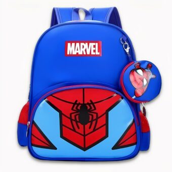 Foto van een donkerblauwe, lichtblauwe en rode Spiderman rugzak. Een kleine ronde stapel met de Spidey-figuur verschijnt bij de ingang. Op de voorkant van de stapel staat een klein, rozig Marvel-logo. Het voorvak heeft een zwart spinnenmotief. De achtergrondafbeelding is lichtgrijs.