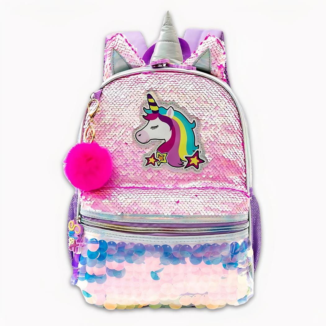 Foto van een eenhoornrugzak met een roze pompon-sleutelhanger. Op de voorkant van de tas staat een witte eenhoorn met regenboogmanen. De tas is aurora-roze met kleine pailletten bovenaan en grote pailletten onderaan. Er zit een zakje op de voorkant en een hoorn en twee oren op de bovenkant. Het vloeroppervlak is licht.