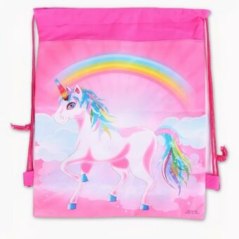 Foto van een roze canvas rugzak. Het ontwerp toont een witte eenhoorn met regenboogmanen en -staart. Hij galoppeert met witte wolken en een regenboog erboven. De achtergrond is lichtgrijs.