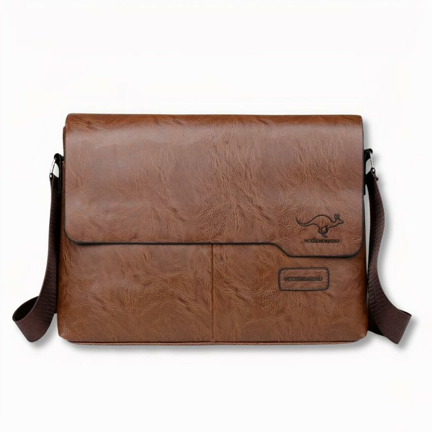 Bruine schoudertas met klep van imitatieleer, op een lichtgrijze achtergrond