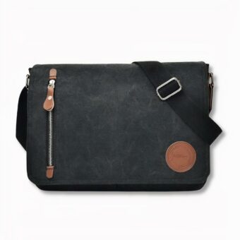Mannen retro tas van zwart canvas met rits aan de linkerkant, op lichtgrijze achtergrond