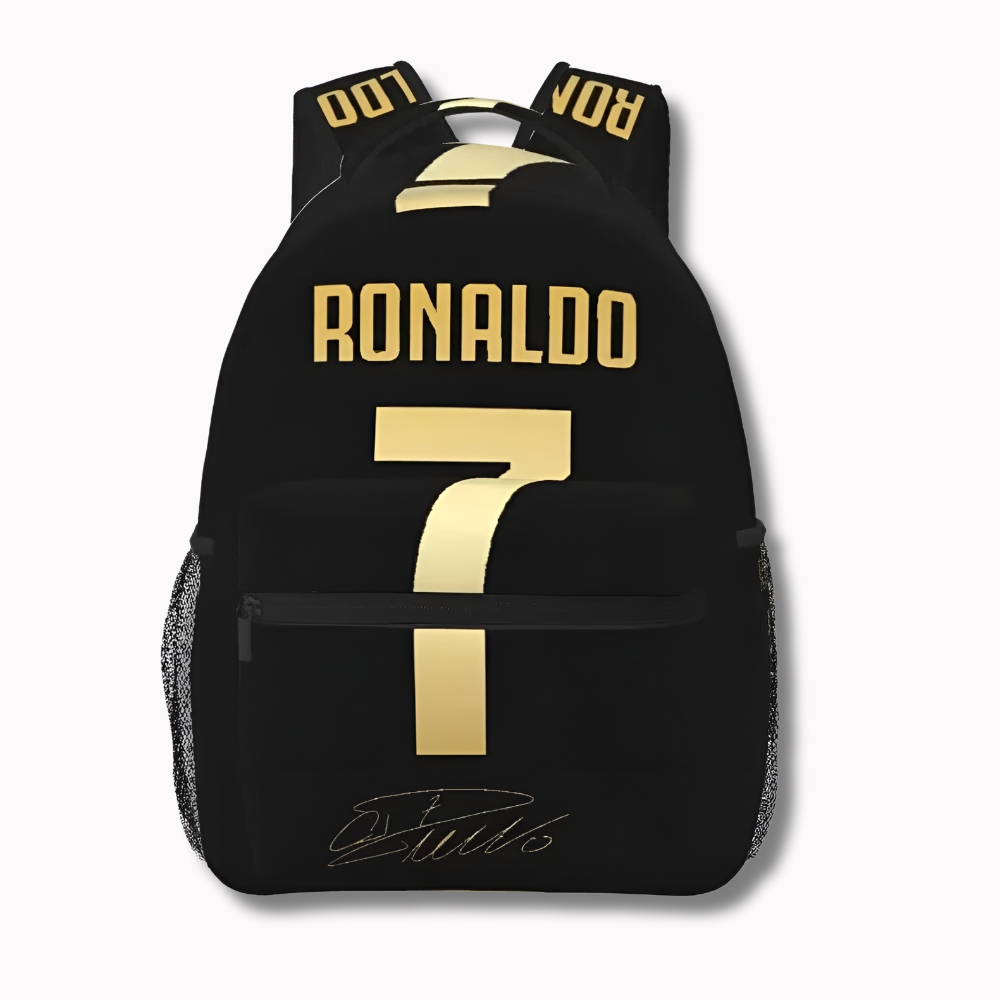 Sac à dos d'école Christiano Ronaldo noir avec Ronaldo écrit doré au-dessus du chiffre 7 doré. Sur la poche de devant, une signature en doré. Le sac à dos est sur fond blanc.