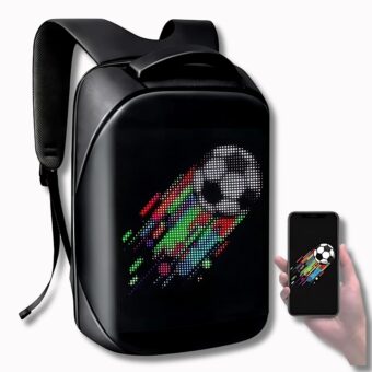 Sac à dos avec écran LED programmable, noir de forme rectangulaire avec bretelles rembourrées. Sur l'écran, un ballon de foot avec des traits de couleurs bleus, verts et rouges. A droite du sac, une main tenant un téléphone portable montrant le même motif que sur le sac à dos.