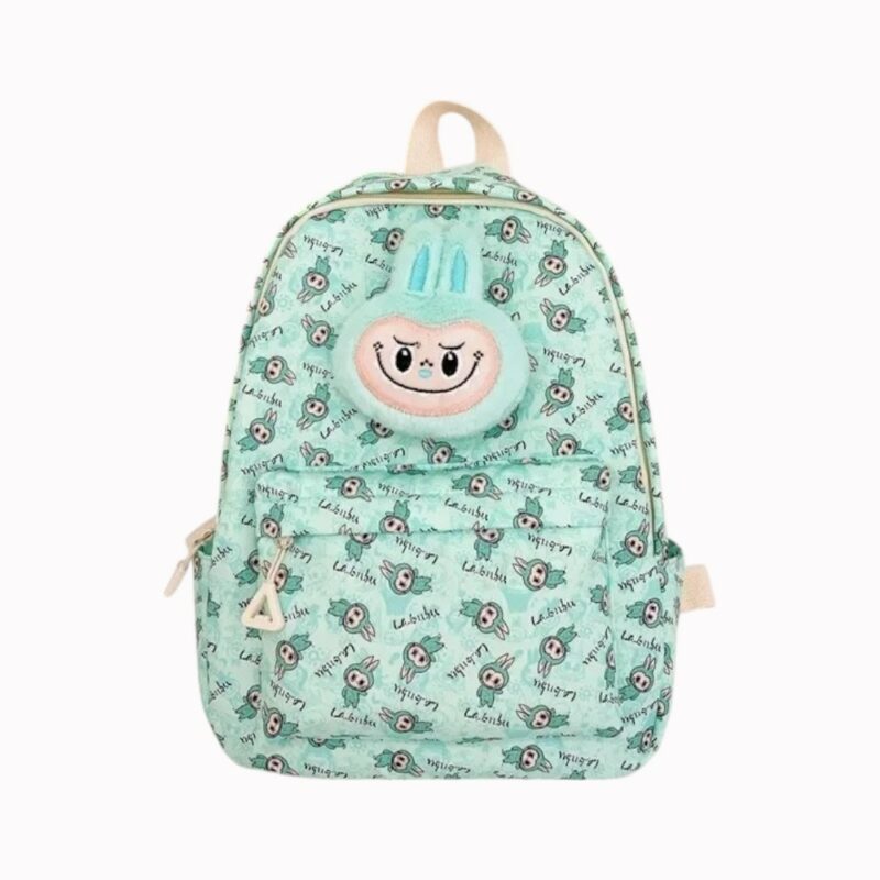 Labubu-rugzak met kleine 3D-knuffel. De rugzak is groen met het pluchen hoofd van Labubu bovenaan.