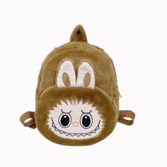 Labubu rugzak van donkerbeige pluche met het gezicht van Labubu op het voorvak en 3D-oortjes. Op effen lichtblauwe achtergrond.